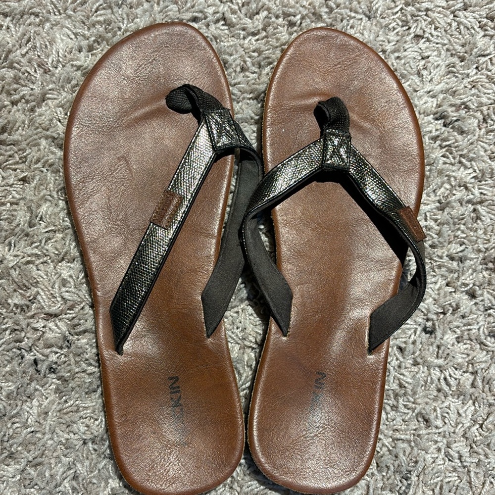 Rockin brown flip flops.